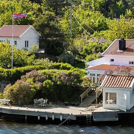 Stunning Waterfront House With Fireplaces, Sea View & Private Dock Vakantiehuis Arendal