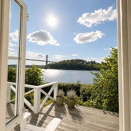Stunning Waterfront House With Fireplaces, Sea View & Private Dock *