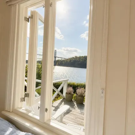 Stunning Waterfront House With Fireplaces, Sea View & Private Dock Vakantiehuis *