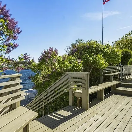 Vakantiehuis Stunning Waterfront House With Fireplaces, Sea View & Private Dock *