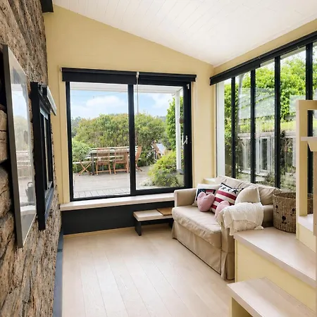 Stunning Waterfront House With Fireplaces, Sea View & Private Dock Vakantiehuis